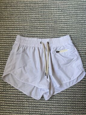 Vuori clementine 2.0 short white 2.5” inseam